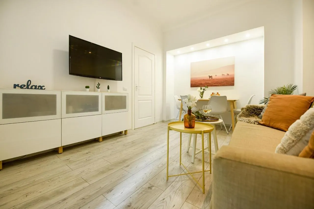 Ideal Home - Spacious & Modern Accommodation Near Unirii Square Bucharest Romania