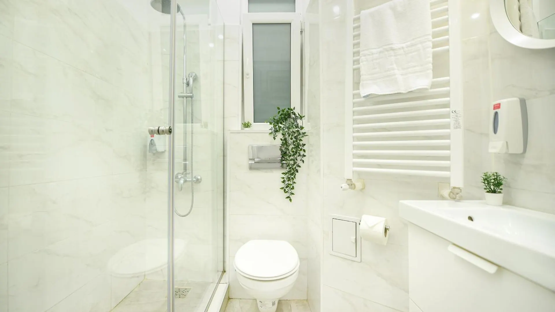 Ideal Home - Spacious & Modern Accommodation Near Unirii Square Bucharest 0*,
