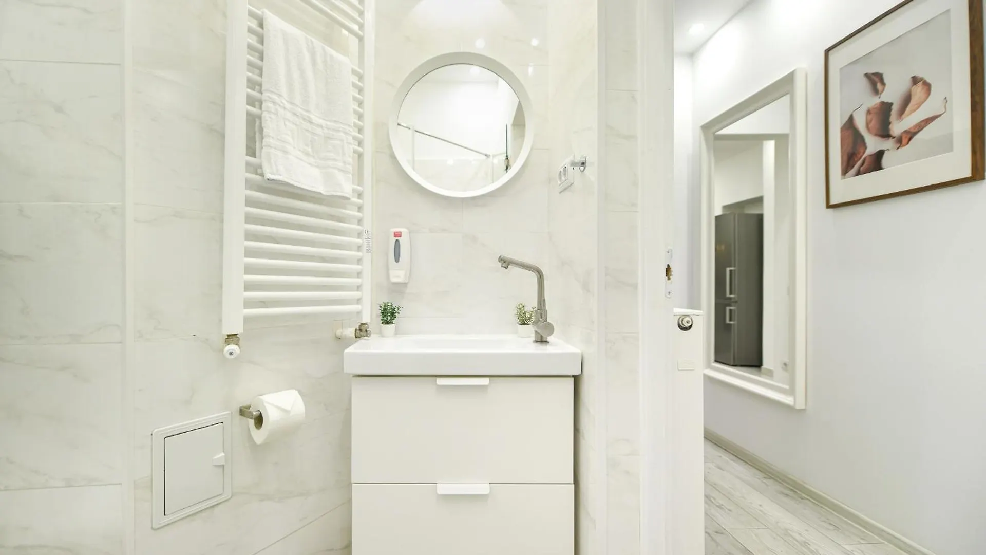 Ideal Home - Spacious & Modern Accommodation Near Unirii Square Bucharest Romania
