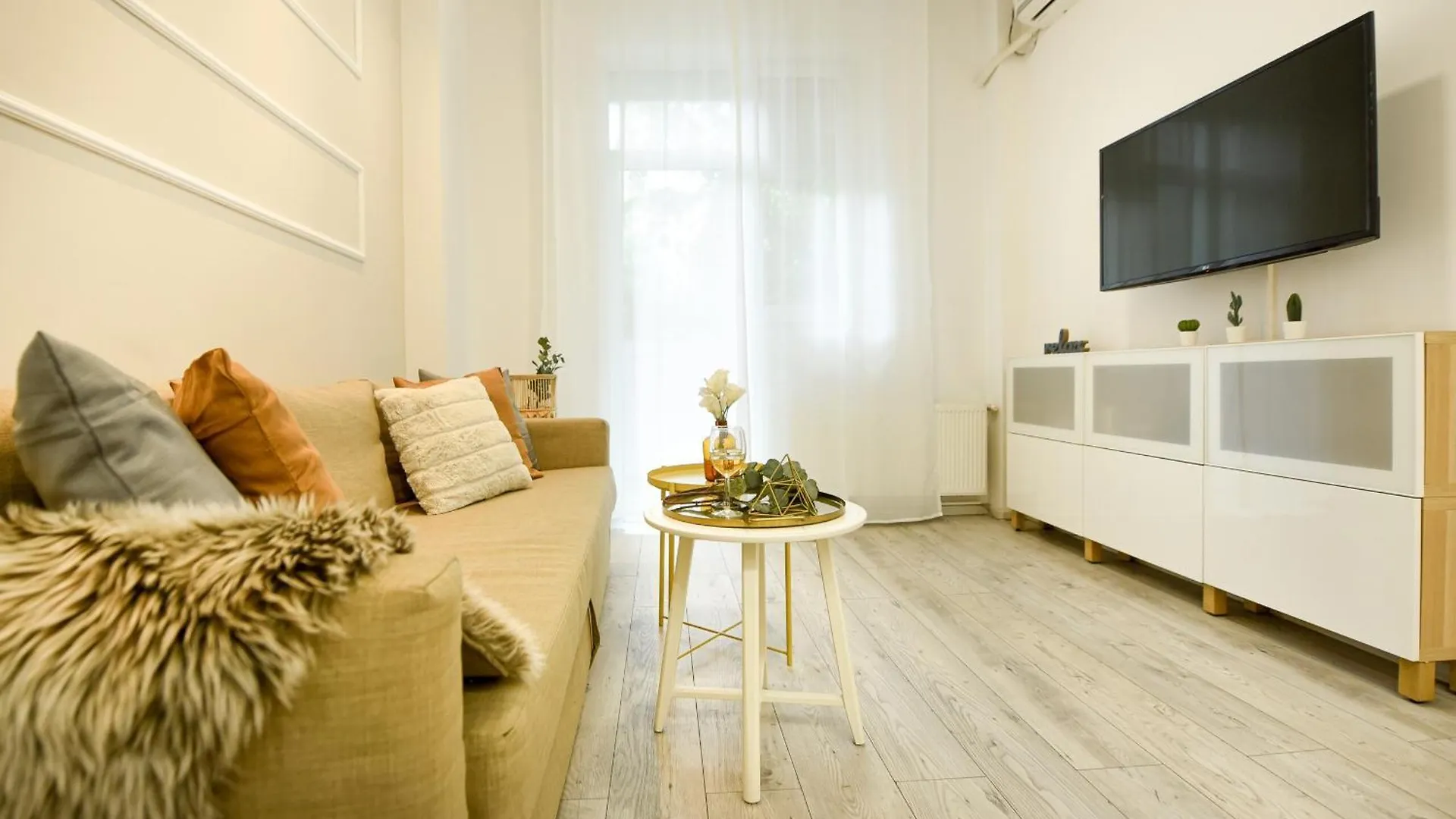 Ideal Home - Spacious & Modern Accommodation Near Unirii Square Bucharest 0*,  Romania