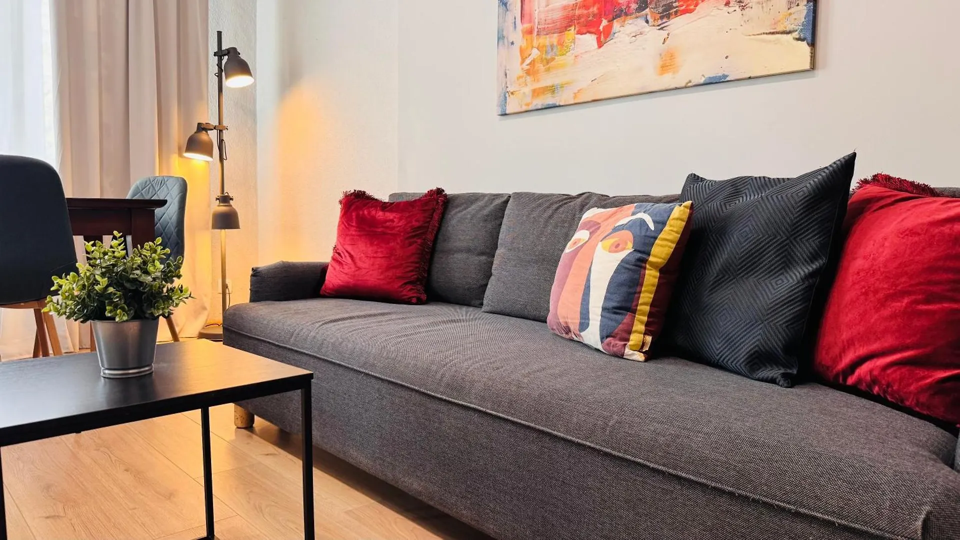 Ideal Home - Spacious & Modern Accommodation Near Unirii Square Bucharest 0*,