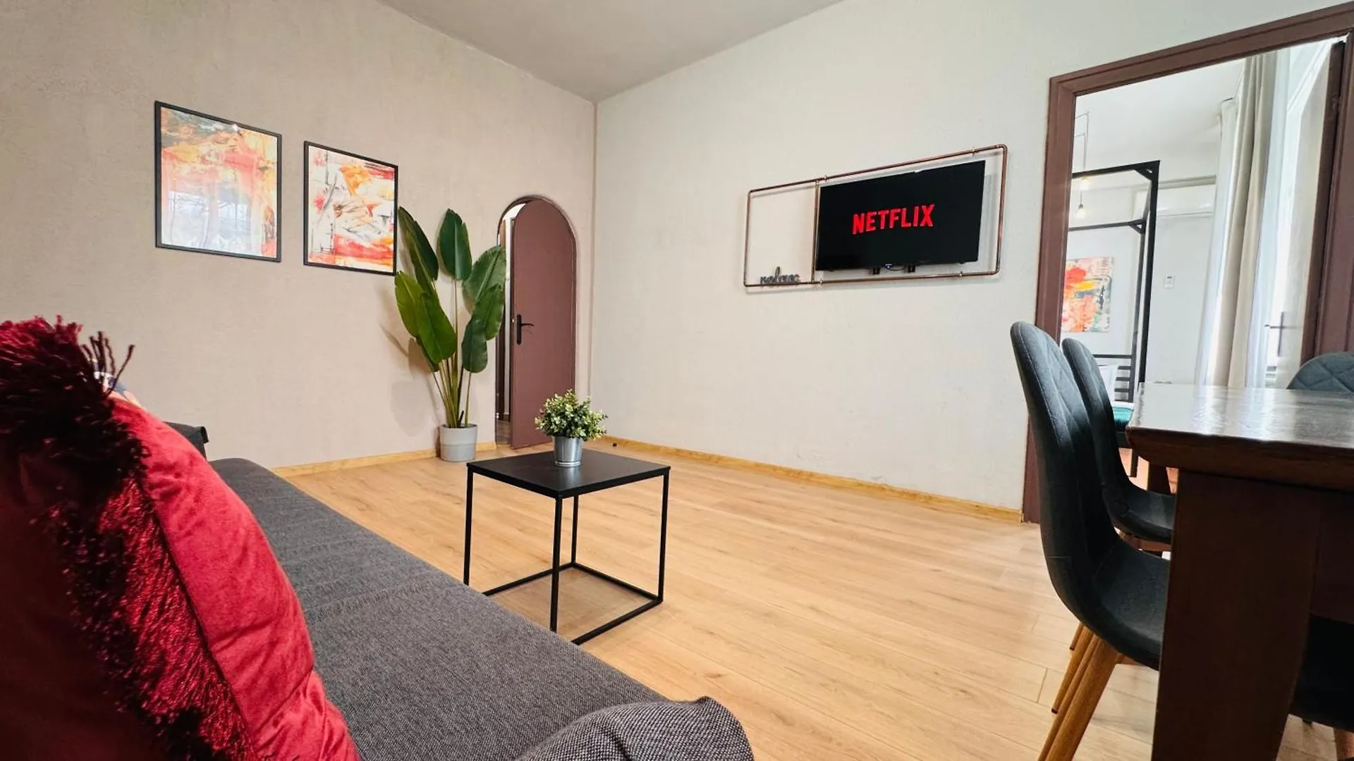 Ideal Home - Spacious & Modern Accommodation Near Unirii Square Bucharest Romania