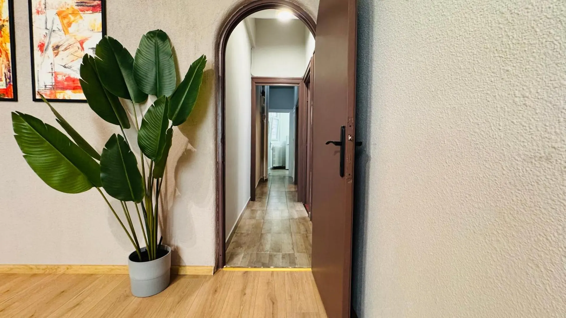 Ideal Home - Spacious & Modern Accommodation Near Unirii Square Bucarest