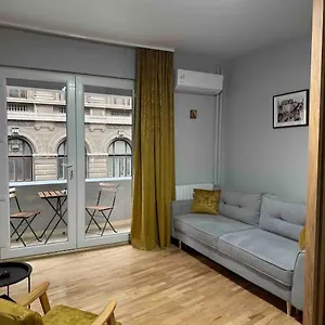 Double Near Square - 2 Balconies Appartamento