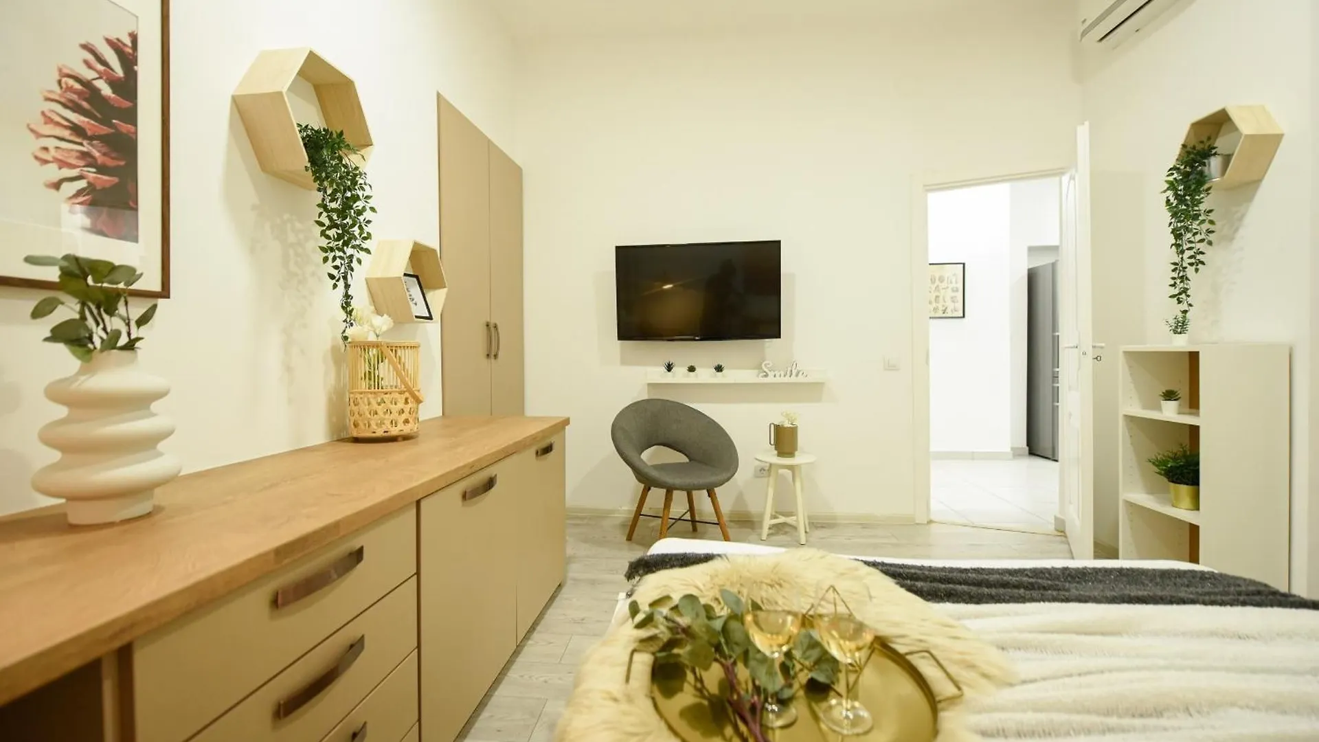 Apartment Ideal Home - Spacious & Modern Accommodation Near Unirii Square Bucharest