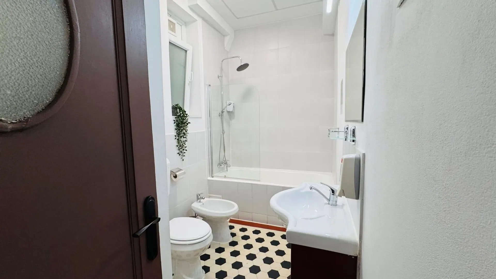 Ideal Home - Spacious & Modern Accommodation Near Unirii Square Bucharest Apartment