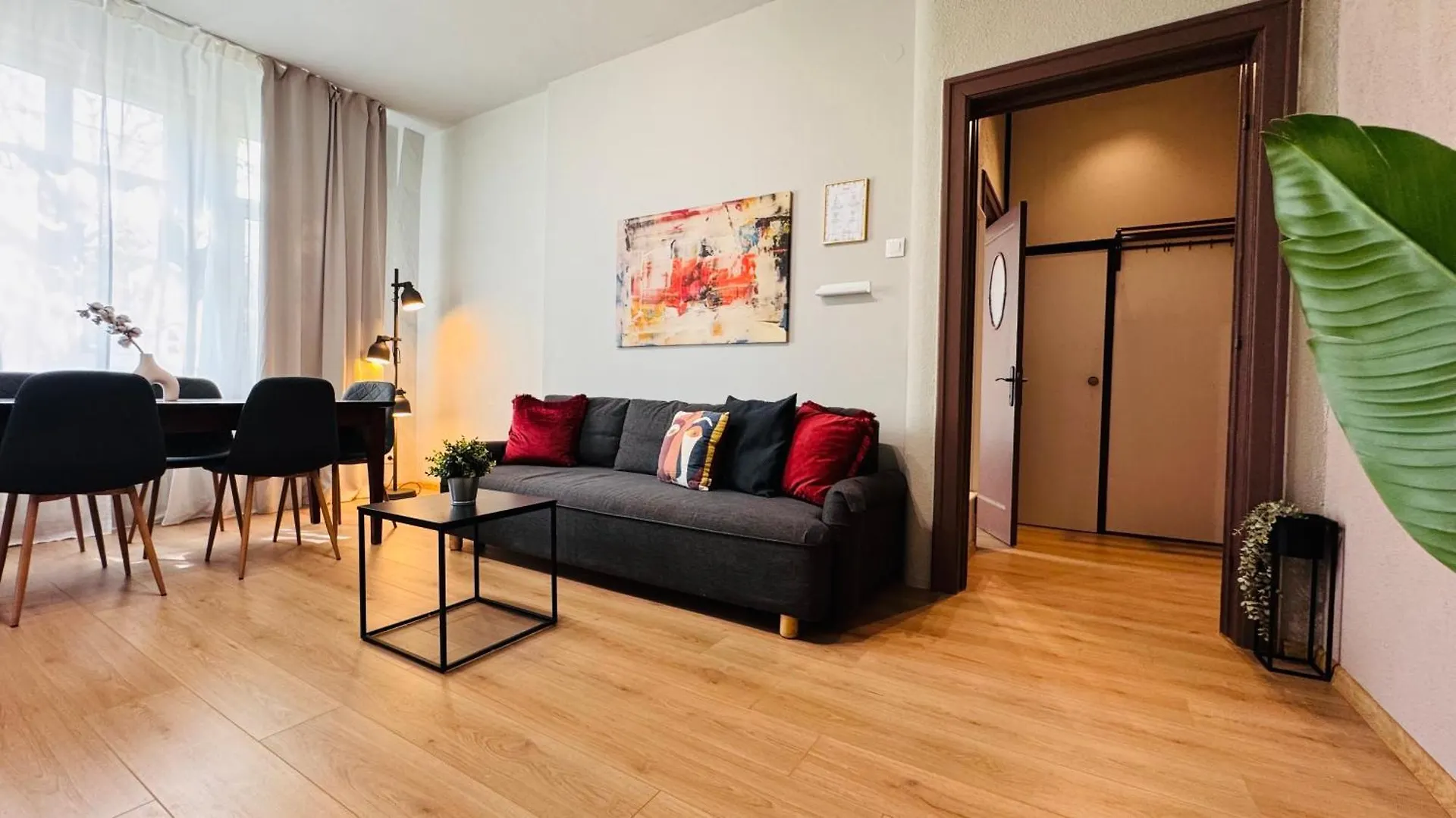 Ideal Home - Spacious & Modern Accommodation Near Unirii Square Bucharest Apartment