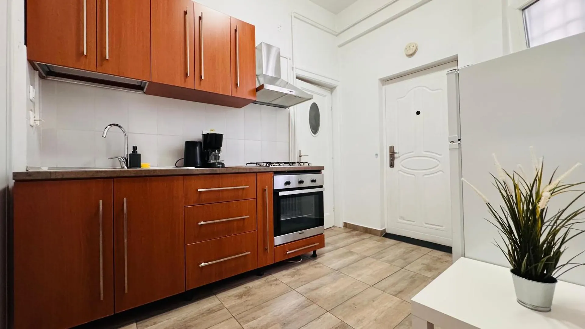 Ideal Home - Spacious & Modern Accommodation Near Unirii Square Bucharest Apartment